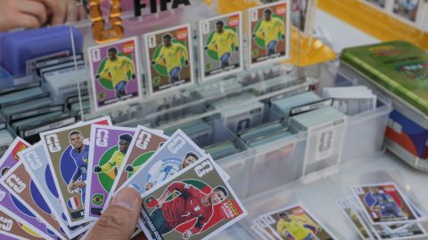 Trocar figurinhas reduz custo do álbum da Copa em até 80%