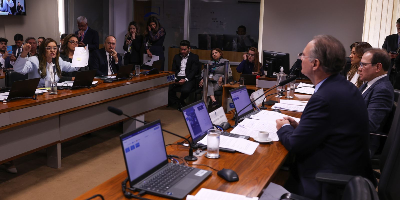 Senadores cobram transparência sobre resgate de R$ 8,8 bi ao Banco de Brasília