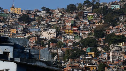 Rio inicia obras de contenção na Rocinha após deslizamento que bloqueou via