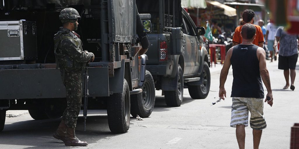 Operação contra facção resulta em 56 mandados de prisão na Maré