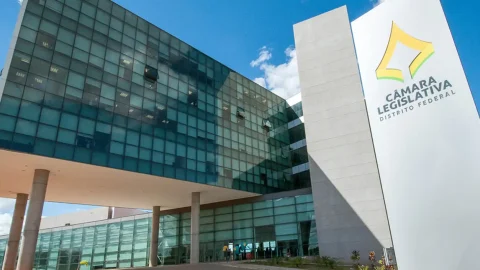 Câmara do DF acaba com escala 6×1 para terceirizados da Casa