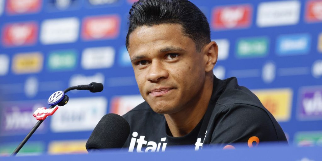 Douglas Santos em campo: Ancelotti aposta no lateral para apoiar Vini Jr.