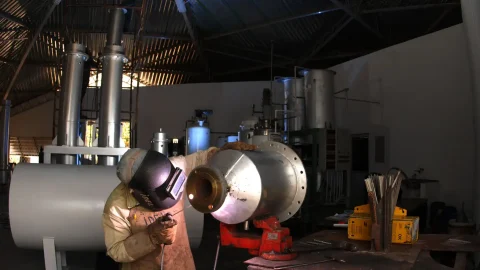 Setor industrial acelera com quarto mês consecutivo de expansão