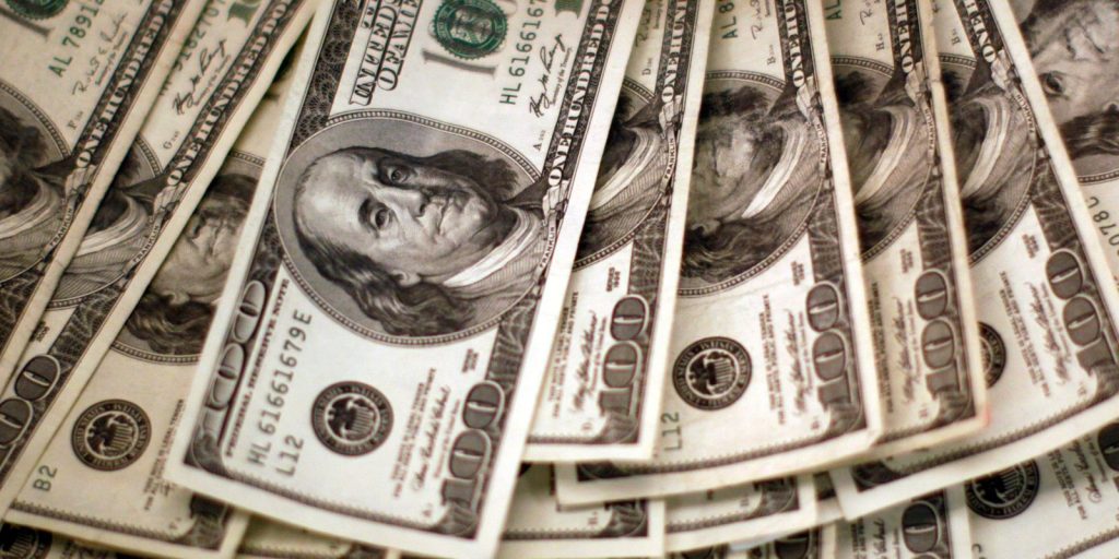 Dólar dispara e volta ao patamar de março em meio a tensões globais