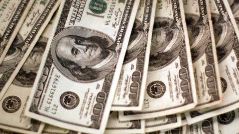 Dólar dispara e volta ao patamar de março em meio a tensões globais
