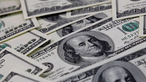 Mercados em fuga: Ibovespa desaba 2,22% e dólar ultrapassa R$ 5
