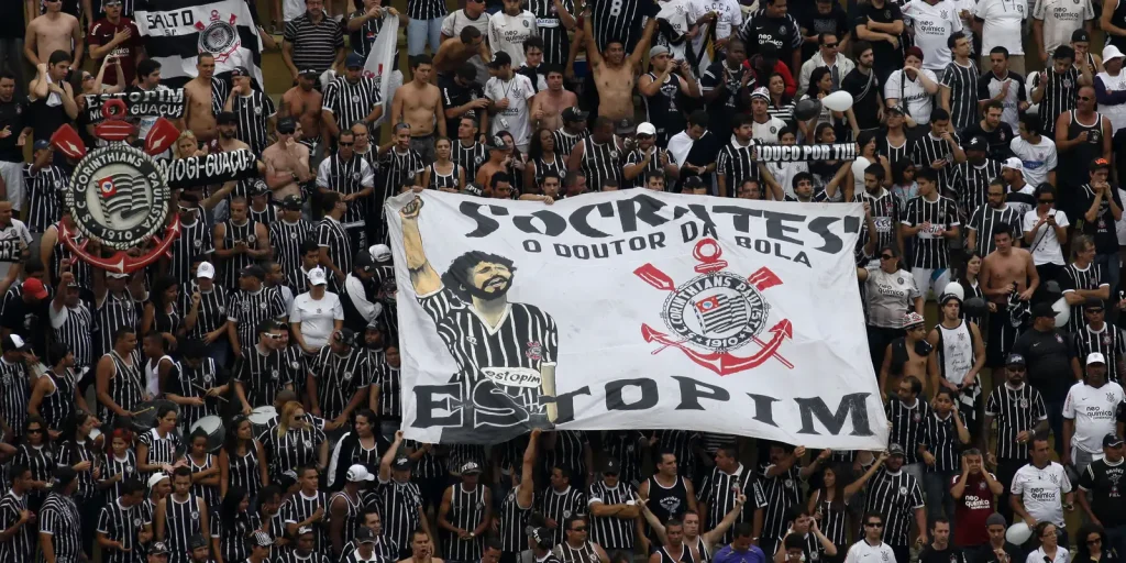 Sócrates é homenageado pela Alesp com colar de honraria