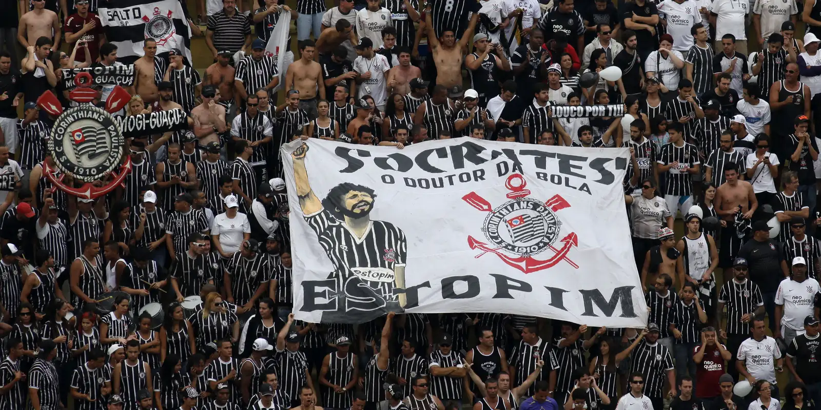 Sócrates é homenageado pela Alesp com colar de honraria