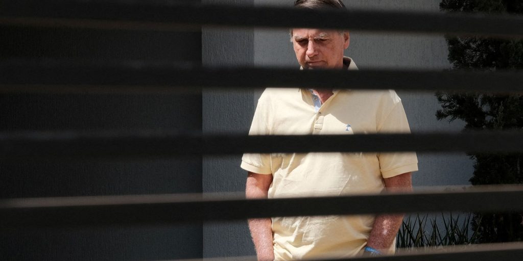 Bolsonaro depõe sobre arma apreendida com segurança