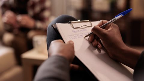 Psicóloga em formação aposta em humanidade e escuta na prática profissional