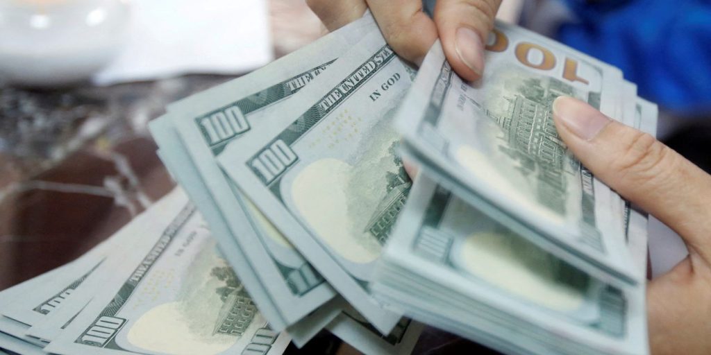 Dólar ultrapassa R$ 5,20 e marca maior patamar em três meses