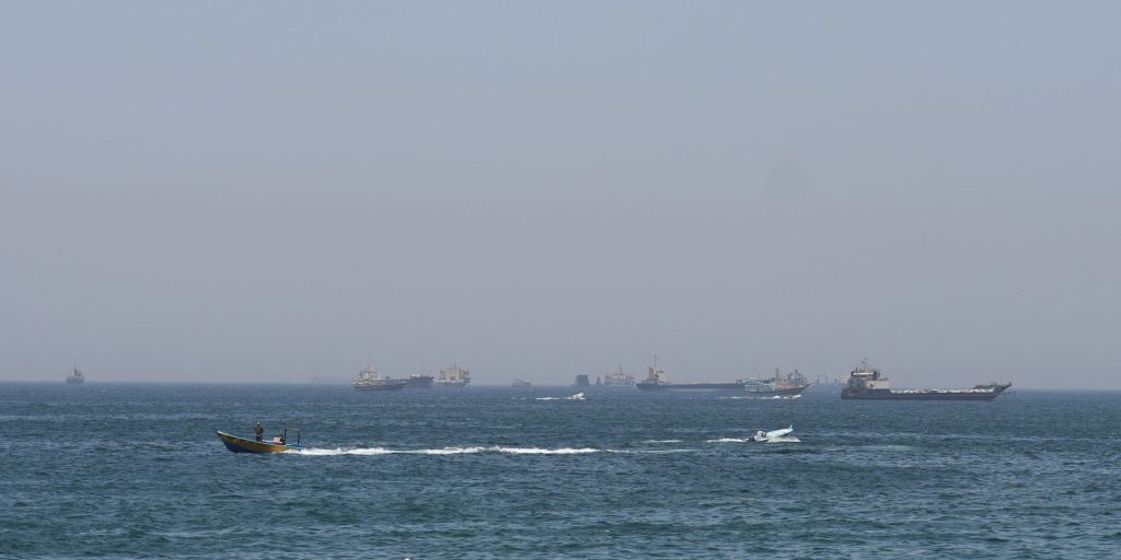EUA intensificam bombardeios ao Irã; Teerã bloqueia Estreito de Ormuz