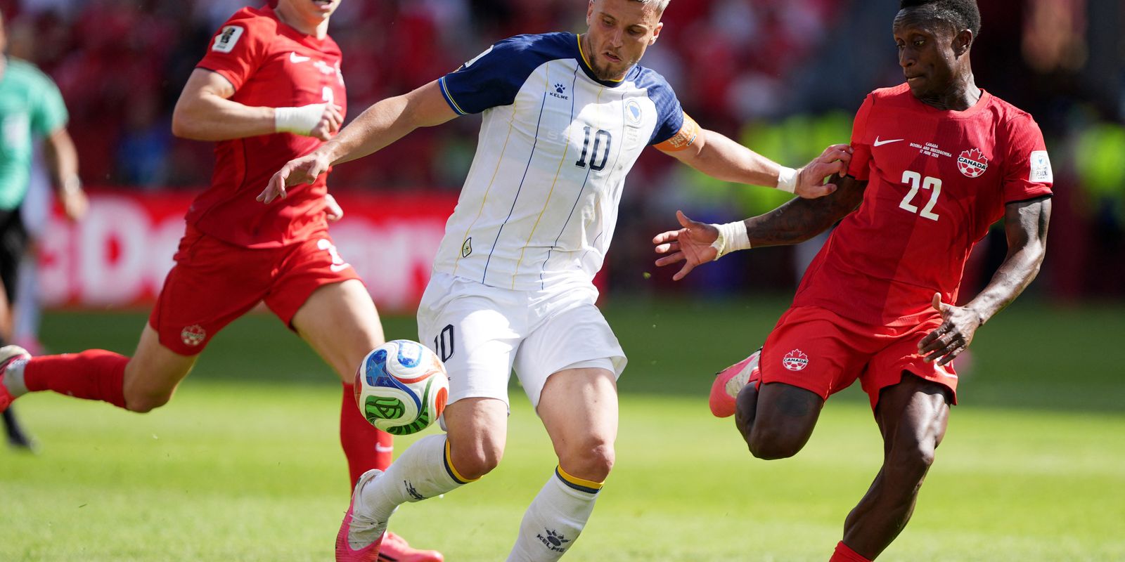 EUA estreia com goleada; Canadá e Bósnia ficam no empate