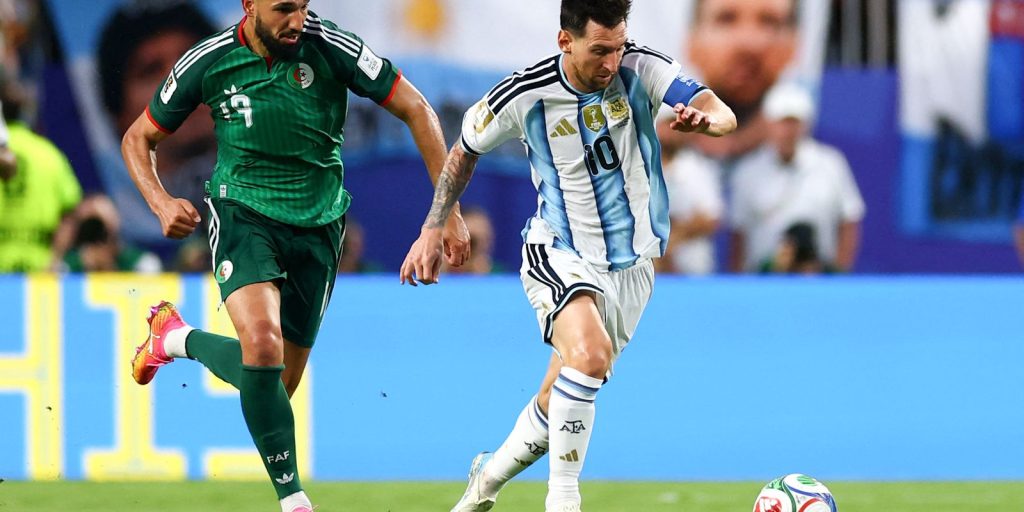 Messi marca hat-trick e Argentina estreia com goleada na Copa