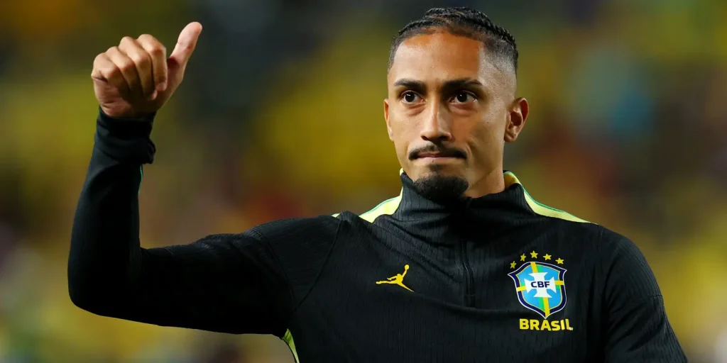 Raphinha deixa jogo e preocupa seleção com lesão na coxa