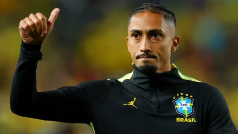 Raphinha deixa jogo e preocupa seleção com lesão na coxa