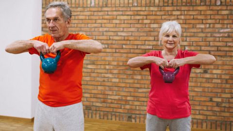 Exercício em grupo melhora vida de pacientes com Alzheimer