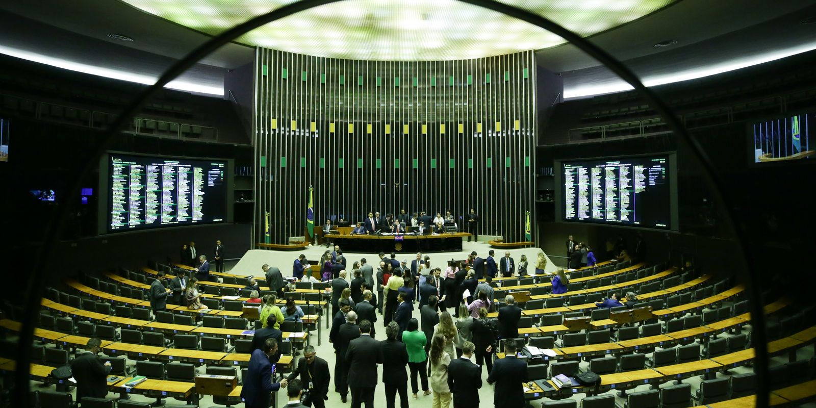 Câmara aprova primeiro passo para reduzir maioridade penal a 16 anos
