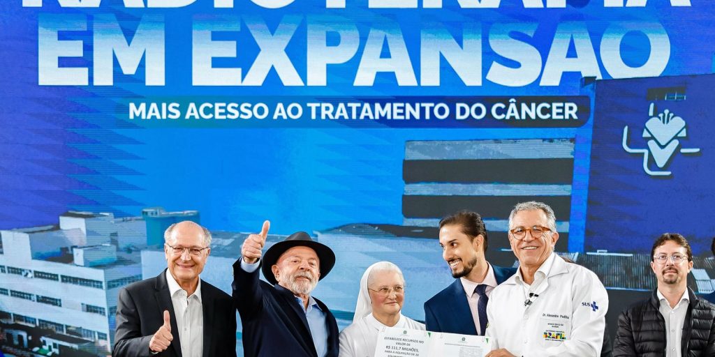 Lula inaugura equipamento de radioterapia em São Paulo