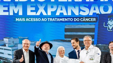 Lula inaugura equipamento de radioterapia em São Paulo