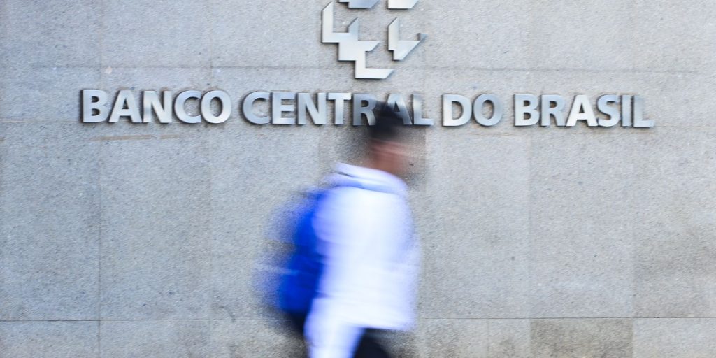 Mercado prevê inflação acima da meta e Selic em 14% até fim de 2026