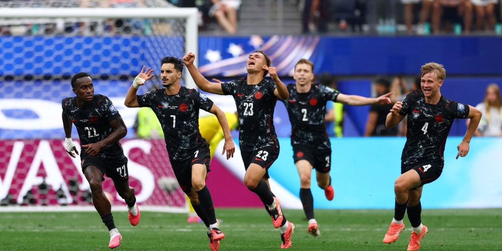 Canadá avança às oitavas com gol nos acréscimos contra África do Sul