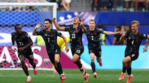 Canadá avança às oitavas com gol nos acréscimos contra África do Sul