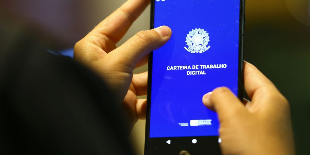Emprego formal soma 62,2 milhões; setor público lidera expansão