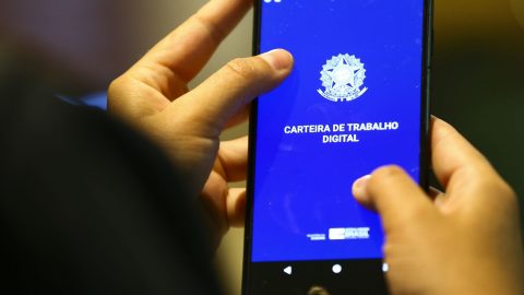 Emprego formal soma 62,2 milhões; setor público lidera expansão
