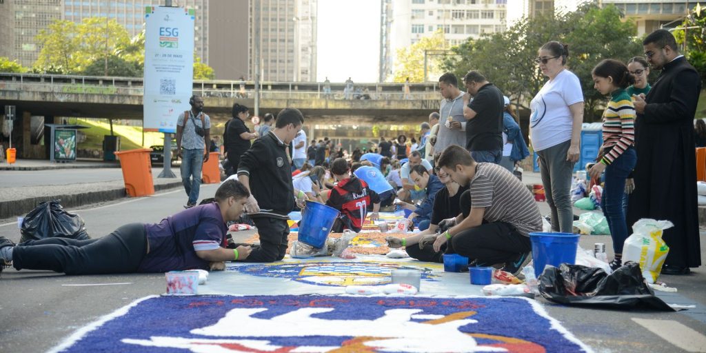 Rio celebra Corpus Christi com procissão e tapetes artesanais