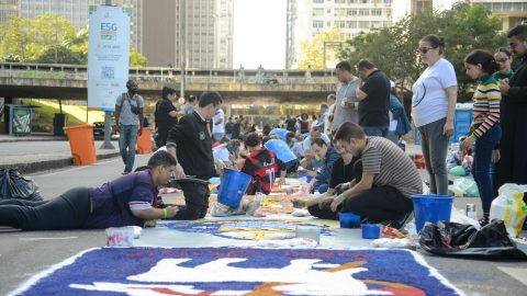 Rio celebra Corpus Christi com procissão e tapetes artesanais