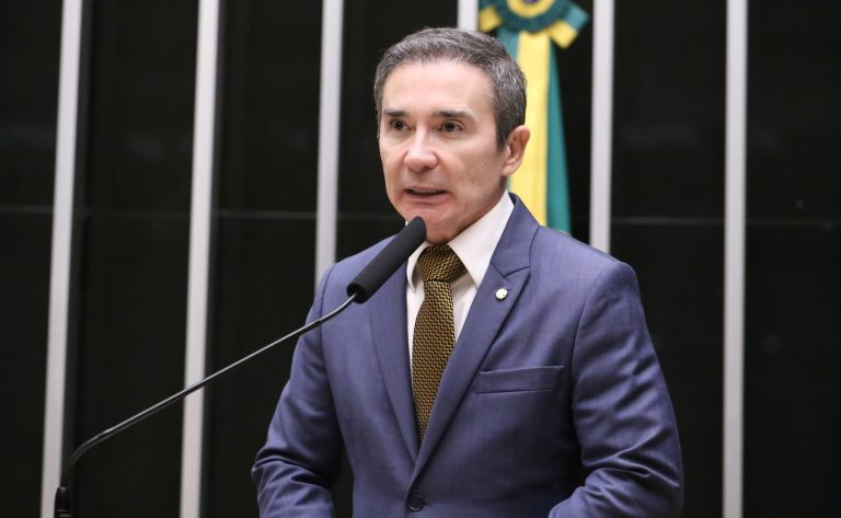 Câmara aprova incentivo a cursos de Libras em universidades para famílias
