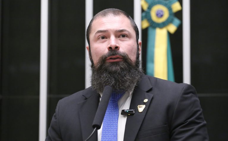 Câmara aprova direito de PMs e bombeiros cumprir pena em prisões militares