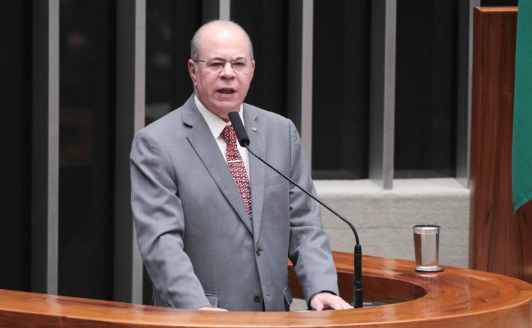 Câmara aprova redirecionamento de royalties para transporte público gratuito