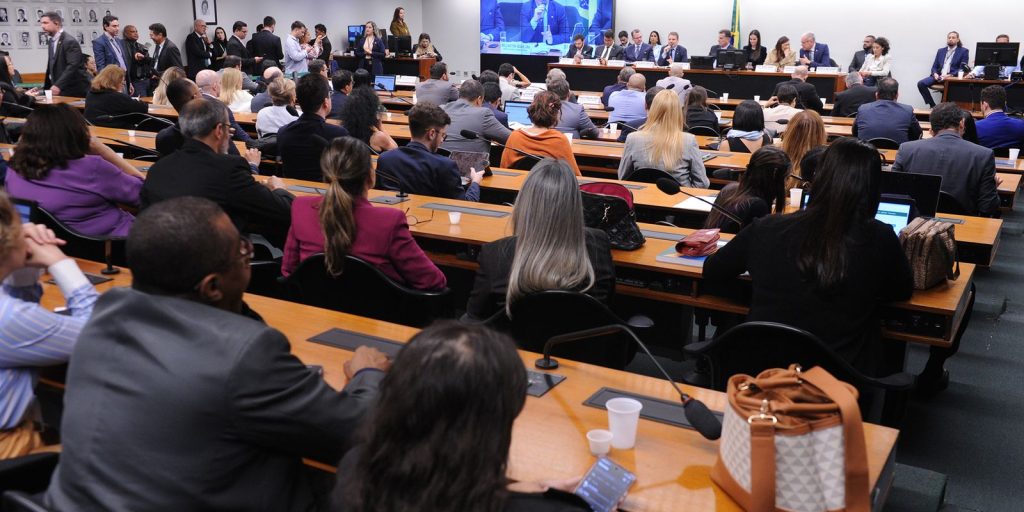 Votação sobre redução da maioridade penal é adiada novamente na Câmara
