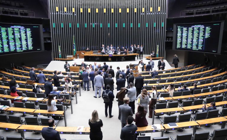 Câmara acelera votação de 18 projetos com regime de urgência