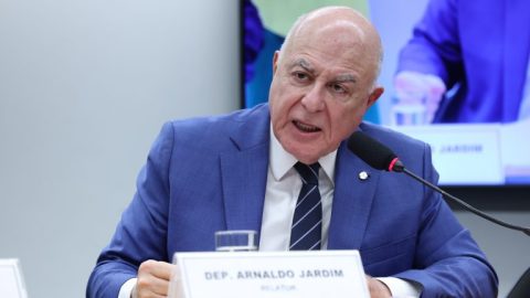 Votação sobre repasses a municípios é adiada por pedido de vista