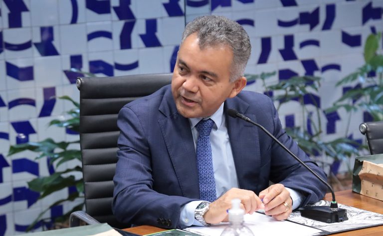 CCJ aprova expansão de conselhos de Biologia e Biomedicina
