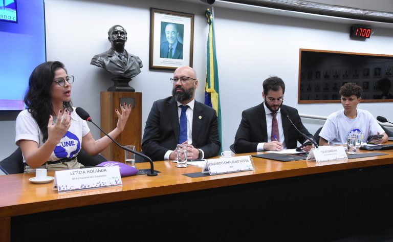 Inep rejeita alterações em critérios de redação do Enem e testa IA para acelerar resultados
