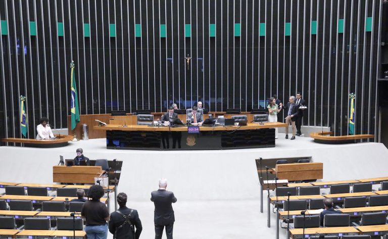 Câmara aprova tramitação acelerada para dois projetos de lei