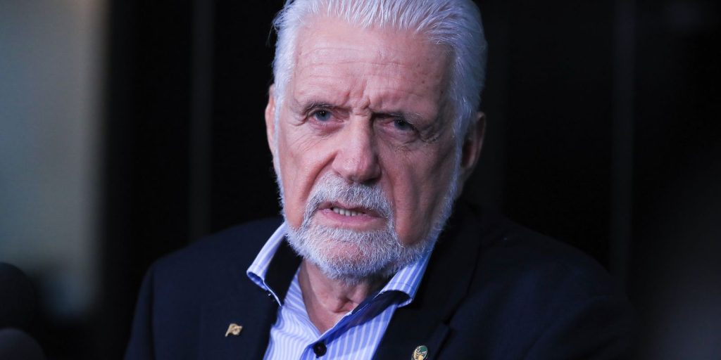 Wagner deixa liderança no Senado após acordo com Lula
