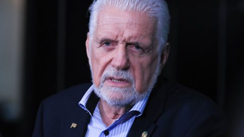 Wagner deixa liderança no Senado após acordo com Lula
