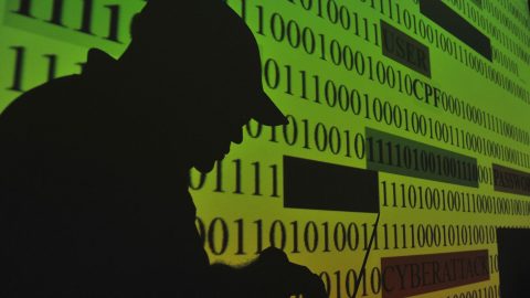 Pix e falsas promessas de lucro dominam golpes online no Brasil