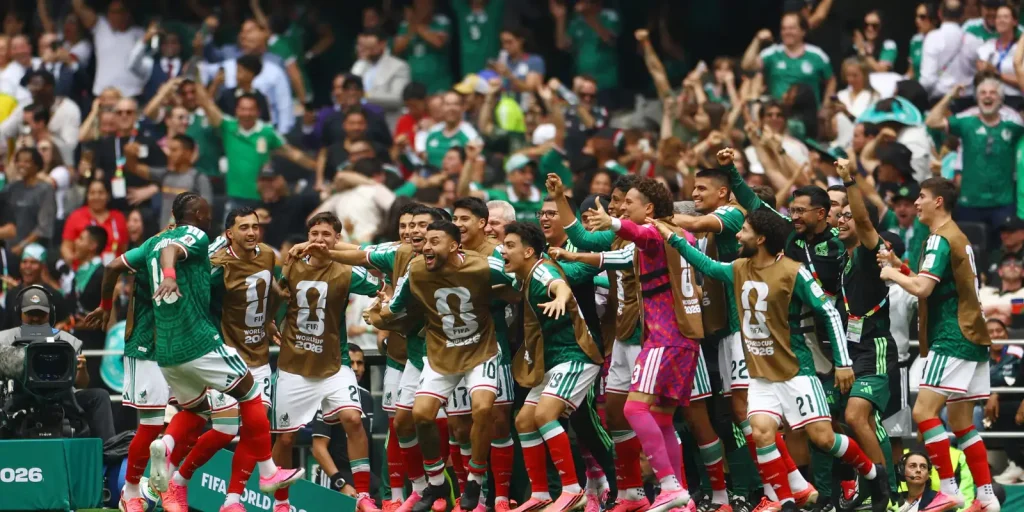 México vence África do Sul em abertura com três expulsões