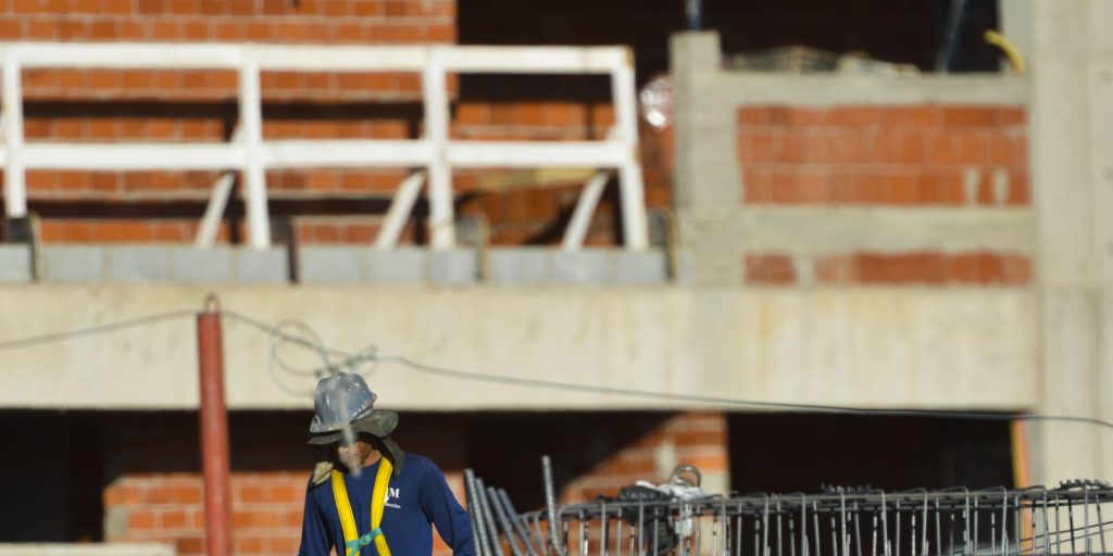 Setor de construção emprega 2,5 milhões e paga em média 2,1 salários