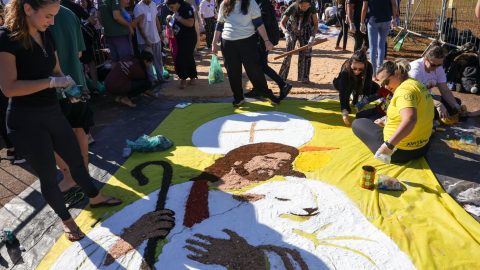 Jovens celebram fé e amizade longe das telas na Esplanada