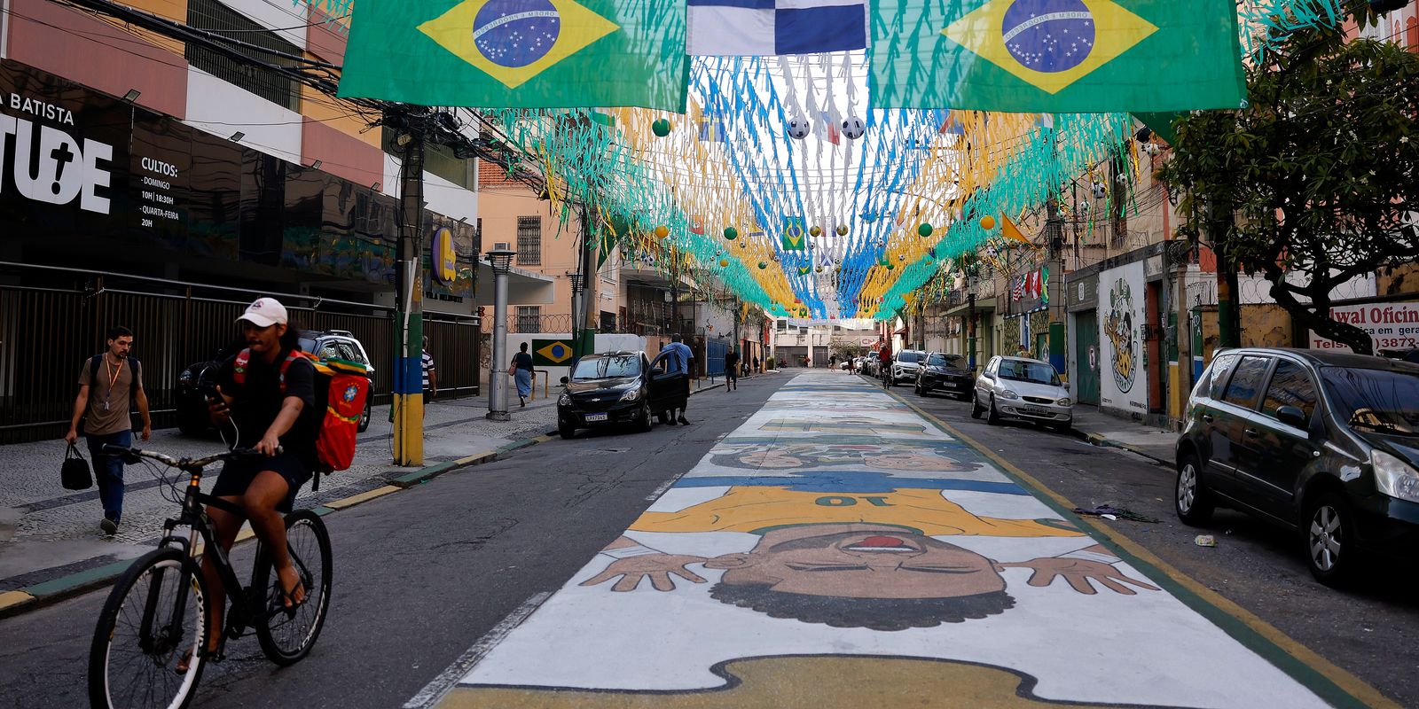 Decorações pela Copa mobilizam comunidades no Rio