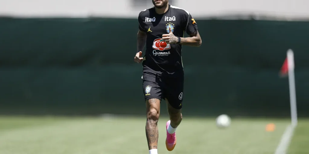 Neymar volta aos gramados em treino da seleção