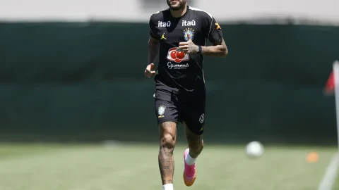 Neymar volta aos gramados em treino da seleção