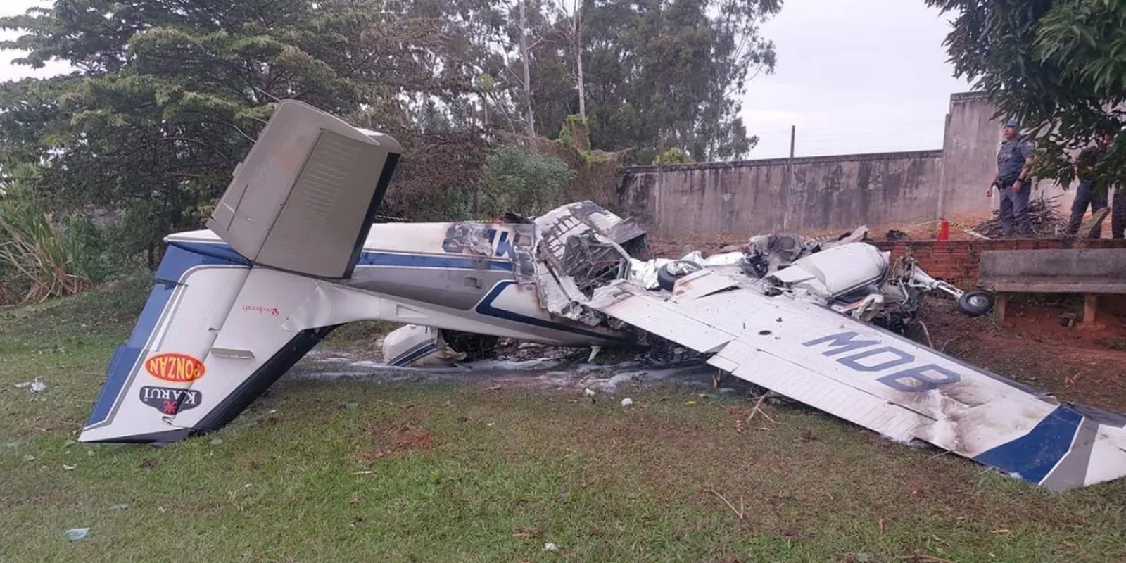 Avião de empresa desce e mata dois em Marília